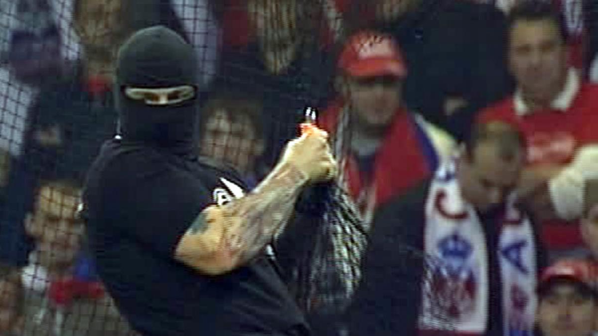 haos la italia serbia meci suspendat arestari si o lovitura impotriva statului video