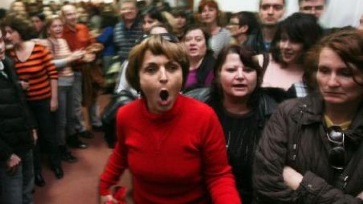 politistii si profesorii solidari cu protestatarii din finante video