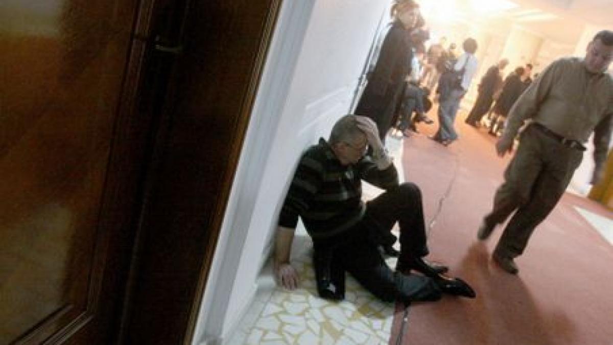 mai multi protestatari de la ministerul educatiei au intrat in institutie video