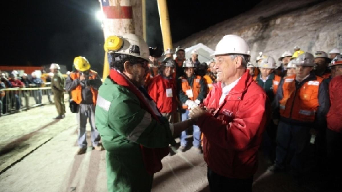 toti cei 33 de mineri chilieni blocati in subteran au fost adusi la suprafata in siguranta video