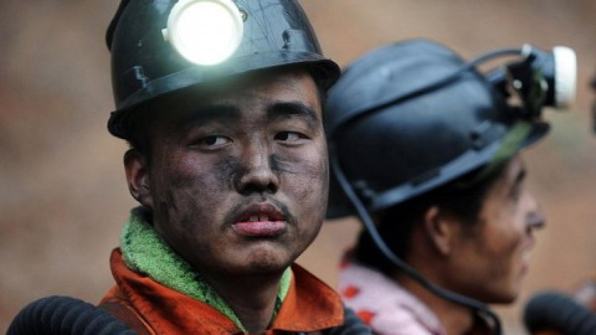 china a inchis 1 600 de mine ilegale de carbuni
