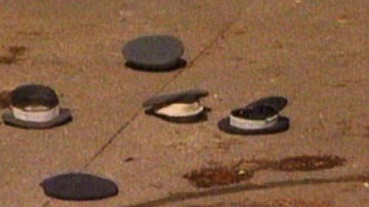 sindicalistii au organizat ceremonia aruncarii caschetelor la sediul pdl bucuresti