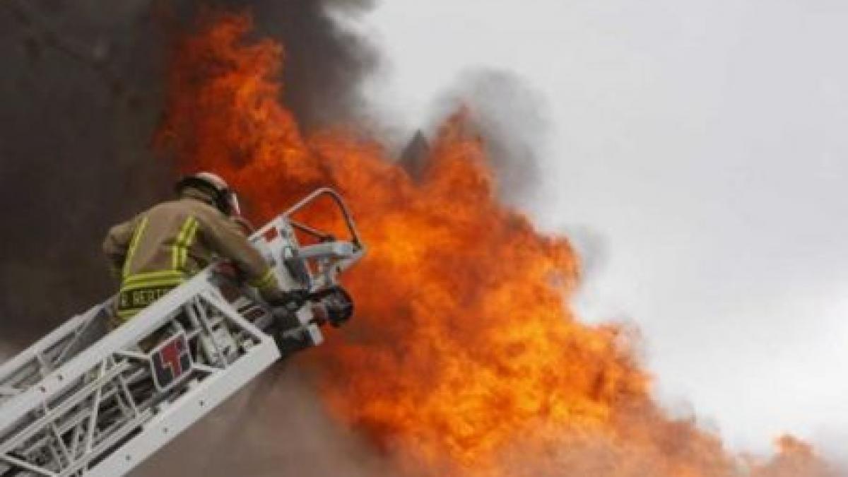 sua cladire industriala veche de 150 de ani cuprinsa de flacari