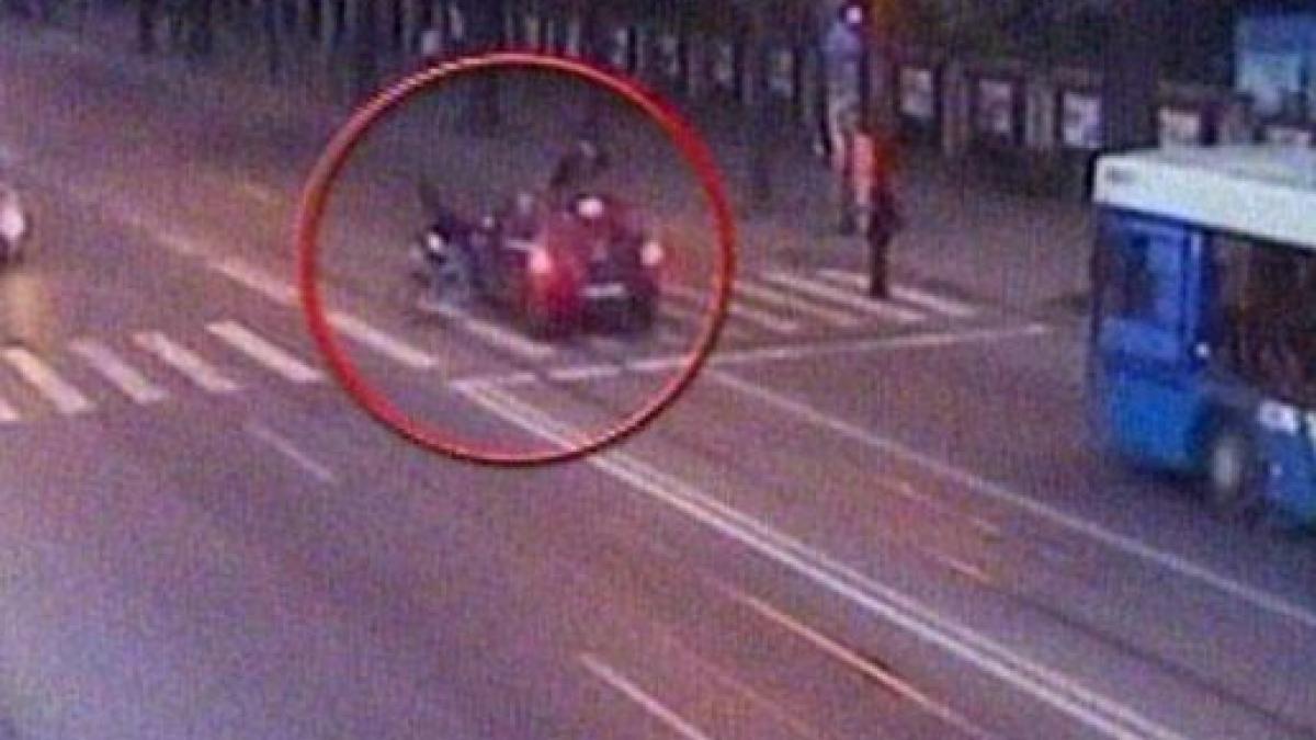 imagini socante o femeie care plimba un copil in carucior spulberata pe trecerea de pietoni