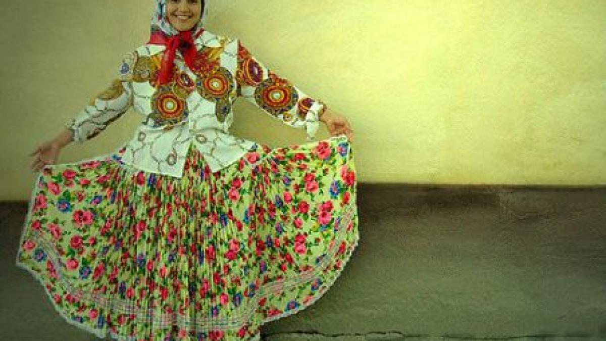 parada modei cu haine traditionale tiganesti la budapesta