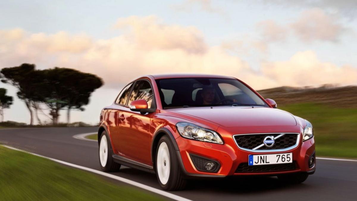 volvo lucreaza la un hatchback cu cinci usi care va rivaliza cu vw golf