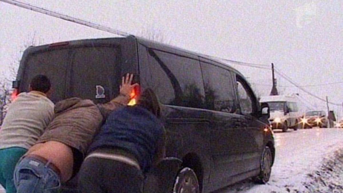 cauciucurile de iarna vor fi obligatorii amenzi pentru cei care blocheaza drumurile