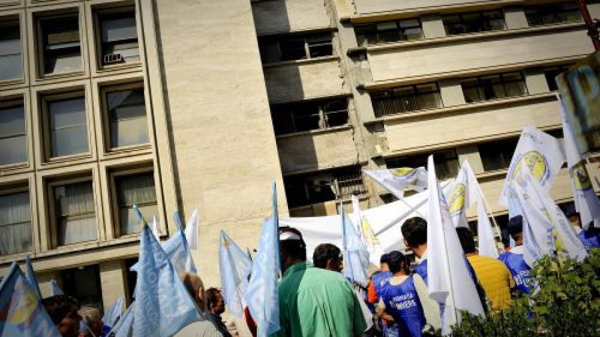 ministerul economiei pichetat de sindicalistii din sectorul chimic si petrochimic