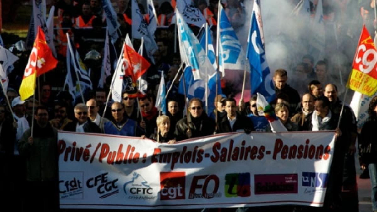 proteste violente pe strazile parisului din cauza cresterii varstei de pensionare