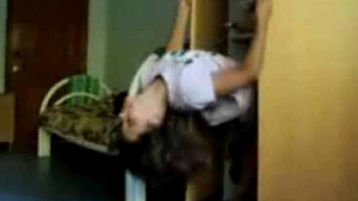 dulapul noua bara de striptease o fata se agata de sifonier si cade cu el