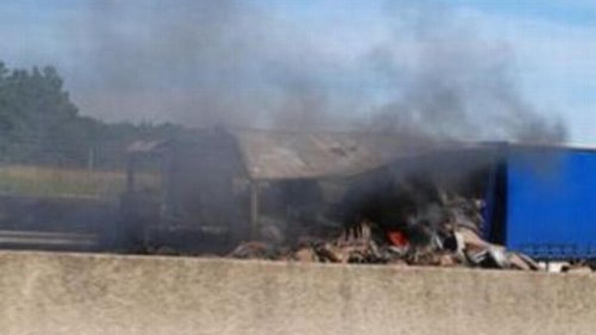 infotrafic un tir a ars complet in caras severin dupa ce s a prabusit intr o rapa