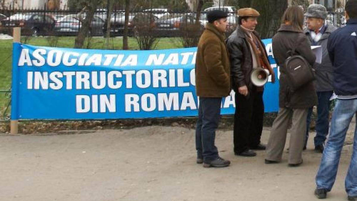 protest al instructorilor auto in piata constitutiei din capitala