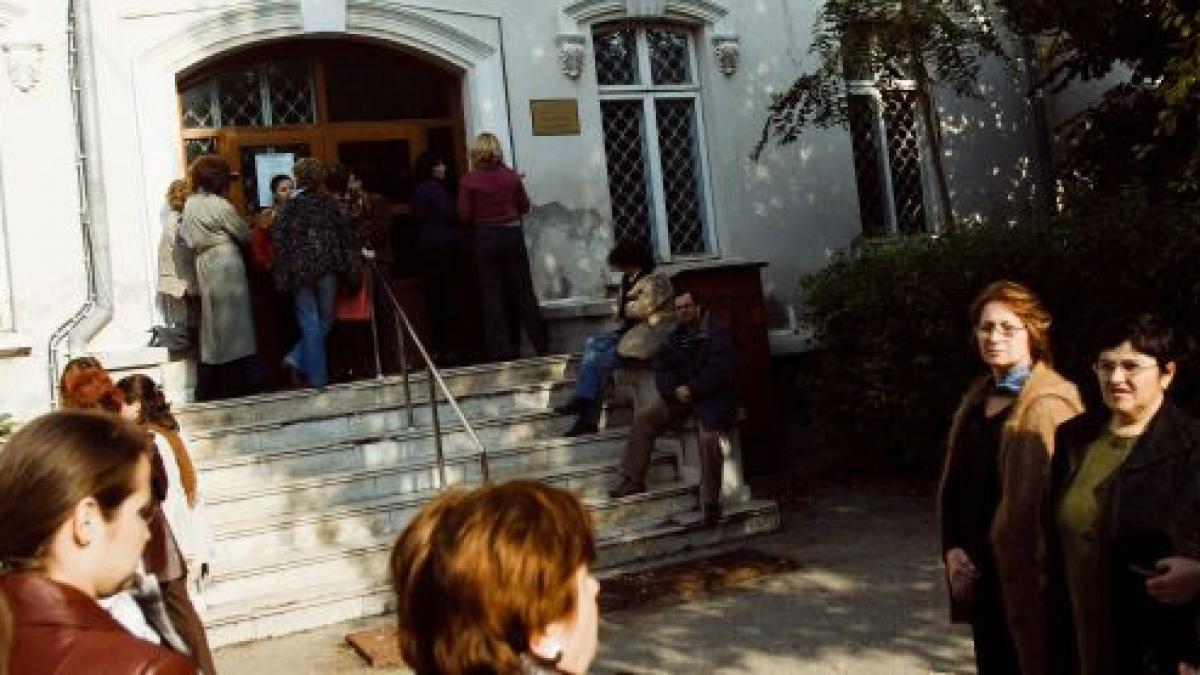 protest la directia de finante slatina 150 de angajati au iesit in fata institutiei