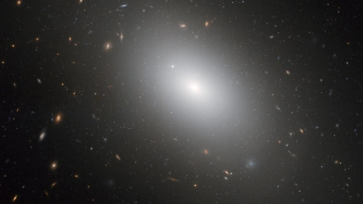 o galaxie noua descoperita la o distanta record fata de pamant