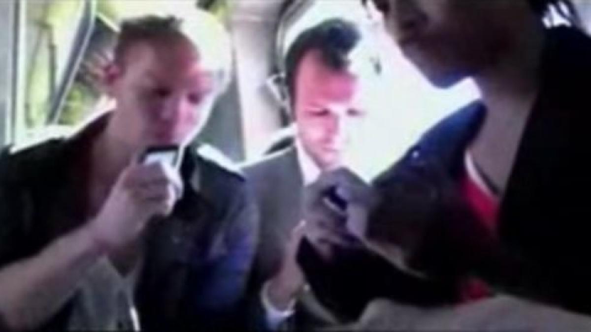 patru tineri canta la iphone in metroul din new york