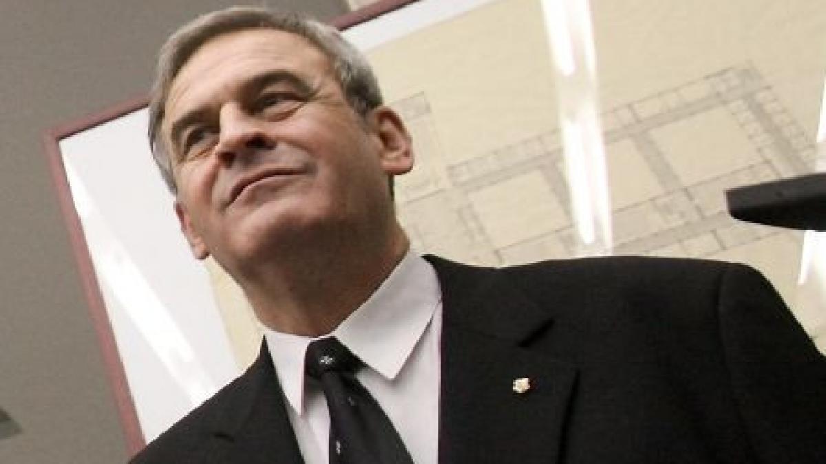 laszlo tokes sfideaza legile fifa a cerut rejucarea unui meci la care a luat parte si fiul sau