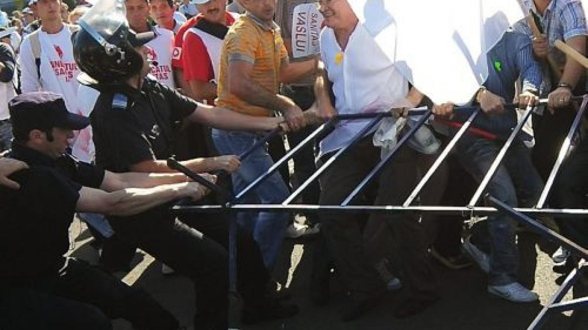 protest cu imbranceli la prefectura iasi zeci de sindicalisti au incercat sa intre cu forta in
