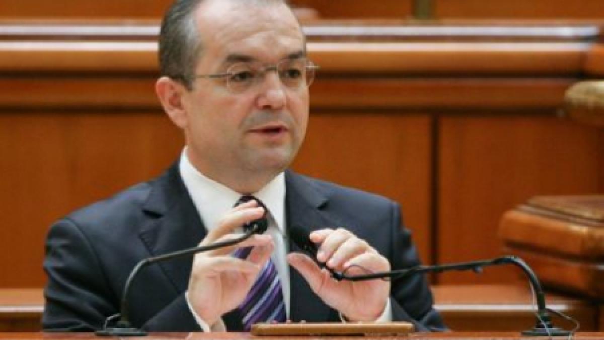 emil boc decorat de gabriel oprea cu onoarea armatei romane