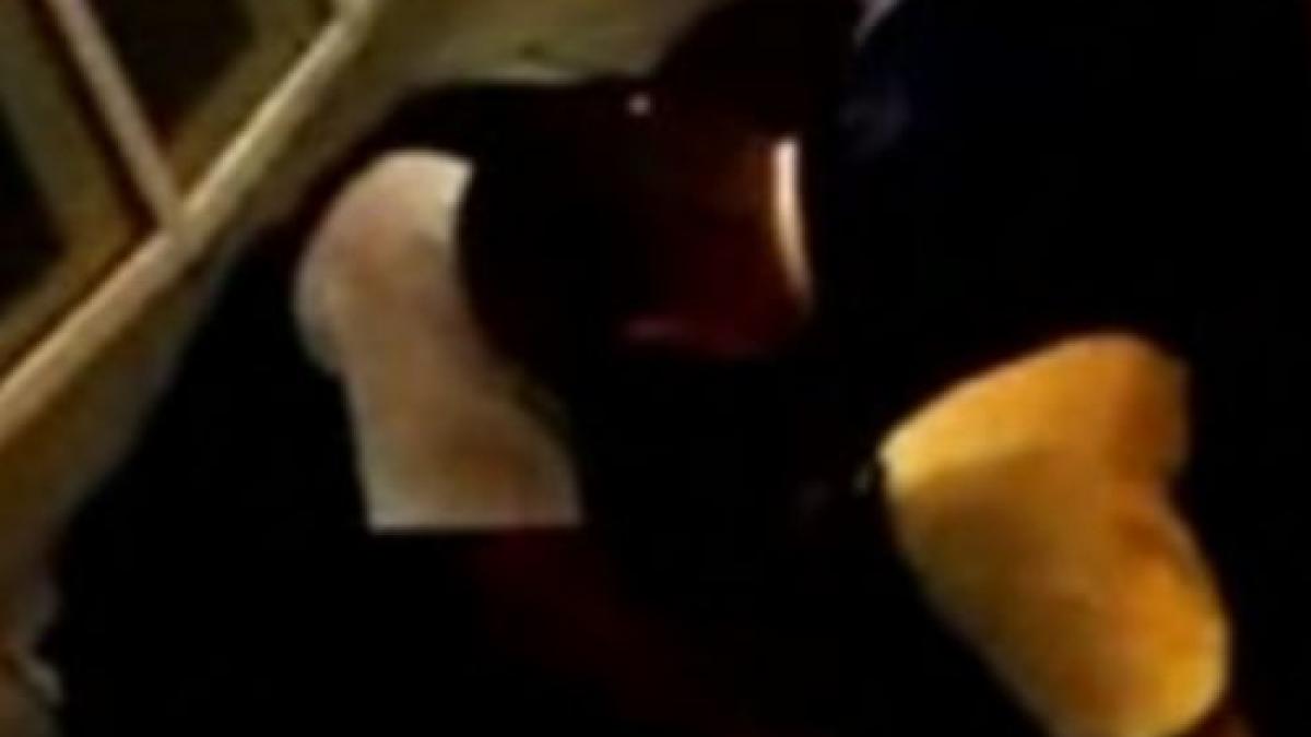 imagini revoltatoare in tara galilor suspect batut de politisti in timp ce e incatusat