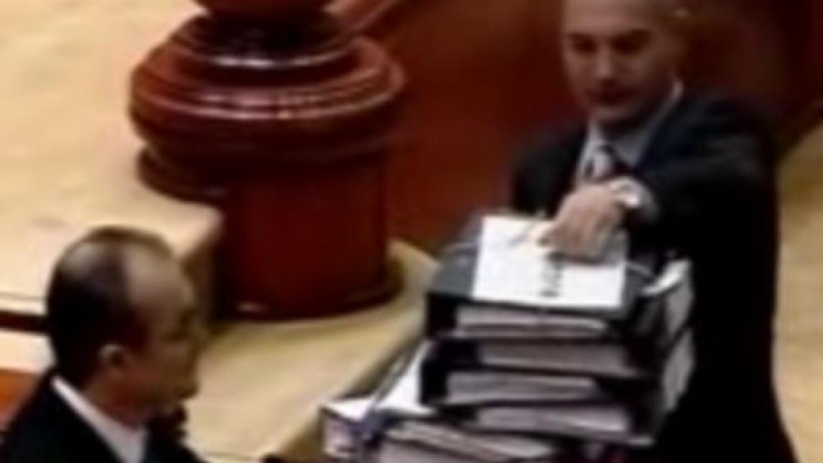 boc ingropat de dosare in parlament nu si a putut incepe discursul