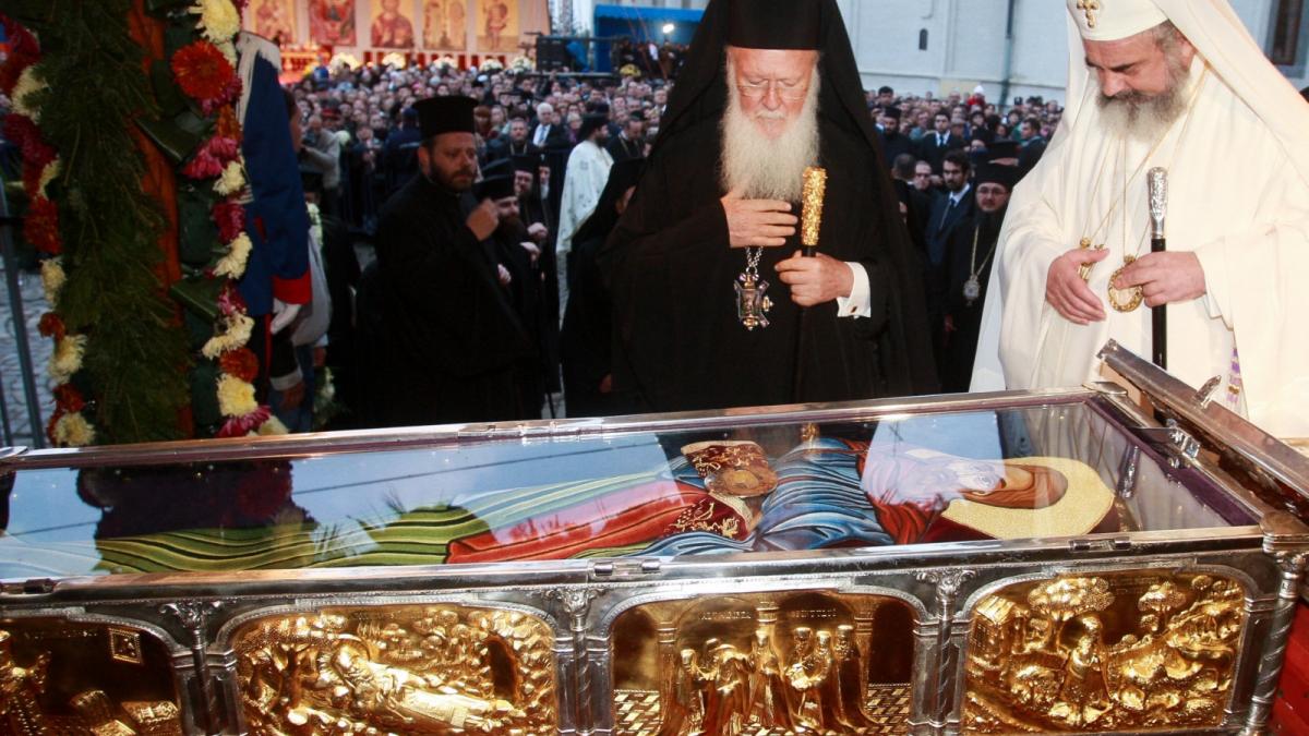 mii de credinciosi au luat parte la slujba de sf dimitrie cel nou oficiata de patriarhul ecumenic