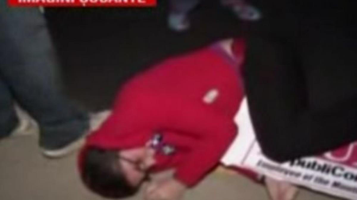 violenta politica in sua o femeie este calcata pe cap de sustinatorul unui candidat