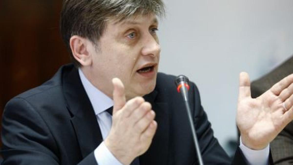 antonescu opozitia ar trebui sa intre in greva generala si sa si dea demisia din parlament