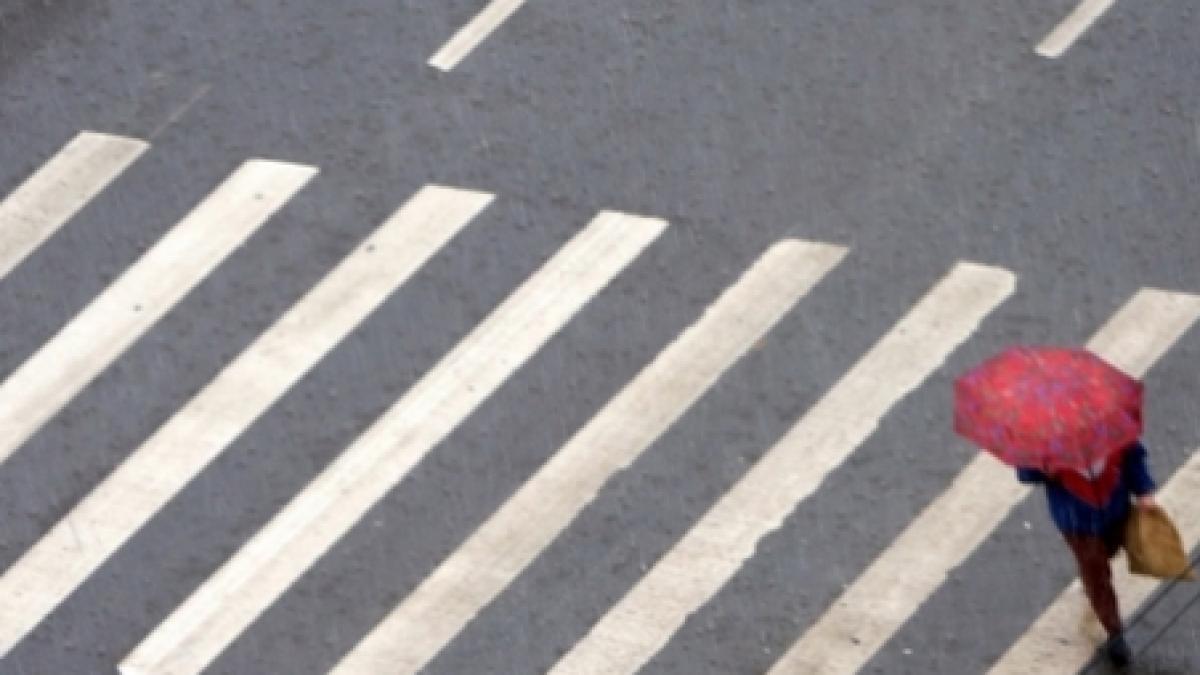 infotrafic un barbat si fiica sa accidentati pe o trecere de pietoni din bistrita