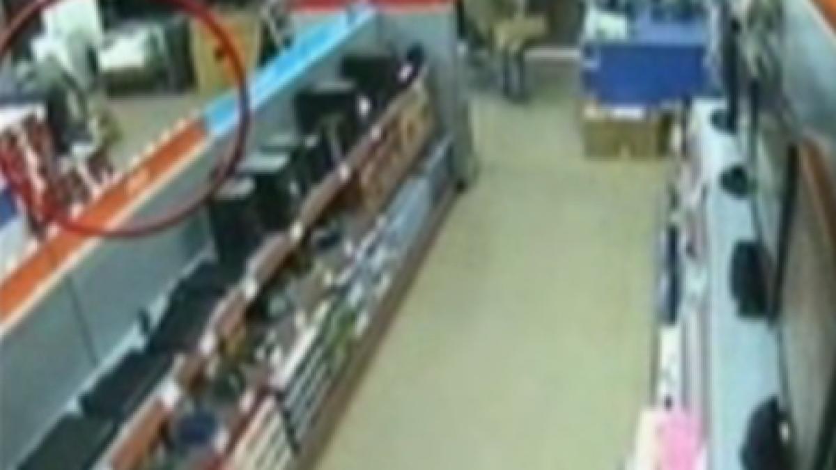 timisoara trei tineri au furat sapte laptop uri in sapte secunde