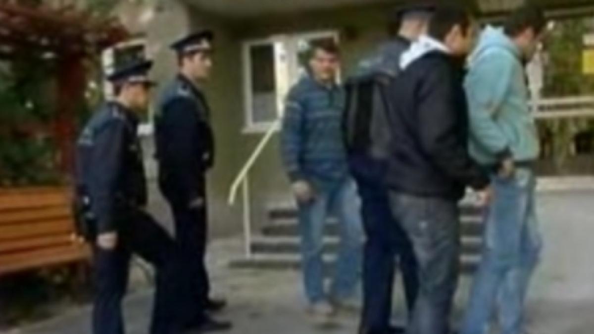 trei tineri au incercat sa fure coletul pe care l au comandat prin curier pentru a incasa asigurarea