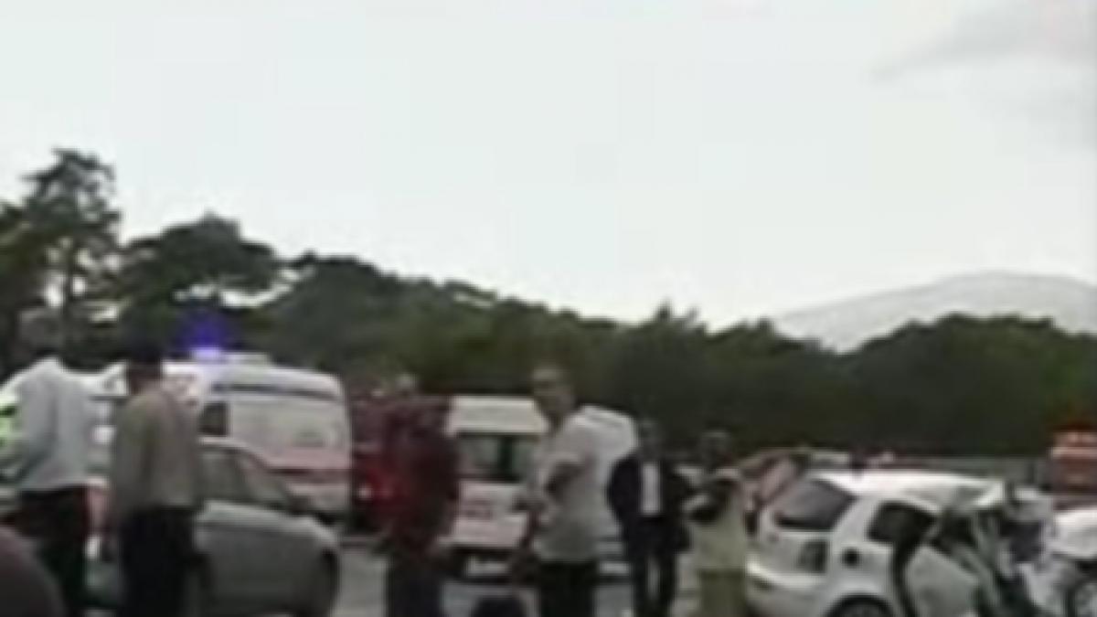 turcia un mort si 28 de raniti dupa ce un autocar cu turisti francezi a lovit o masina