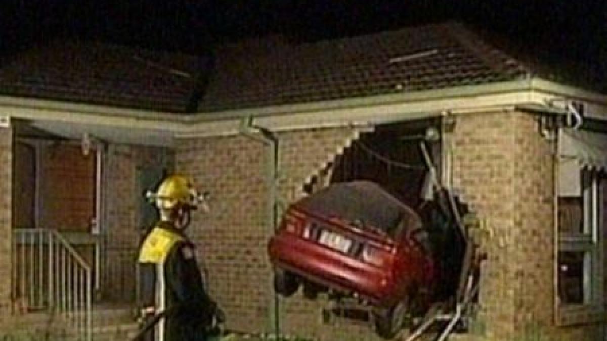 un australian a supravietuit dupa ce o masina i a intrat in casa