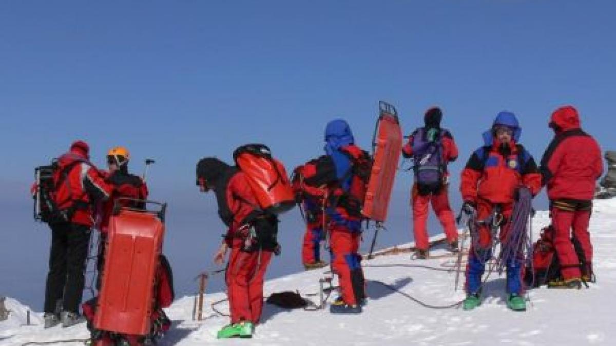doi turisti au ramas blocati in masivul bucegi