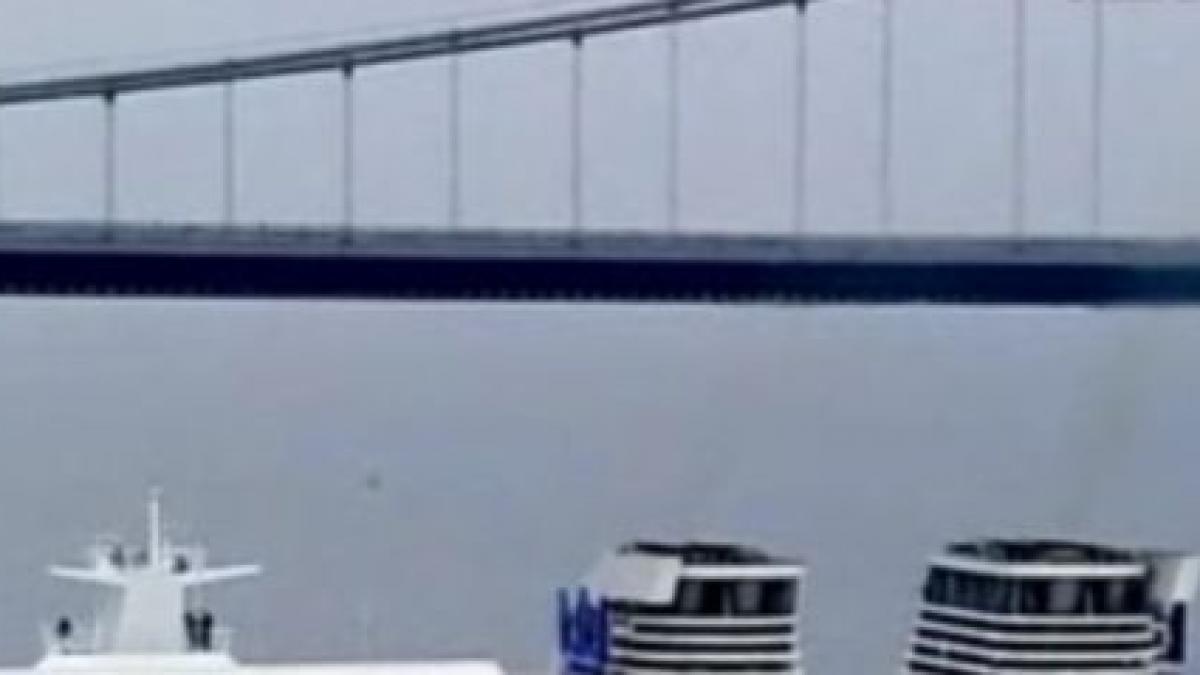 cel mai mare vas de croziera din lume trece pe sub un pod cu 50 de centimetri mai inalt decat