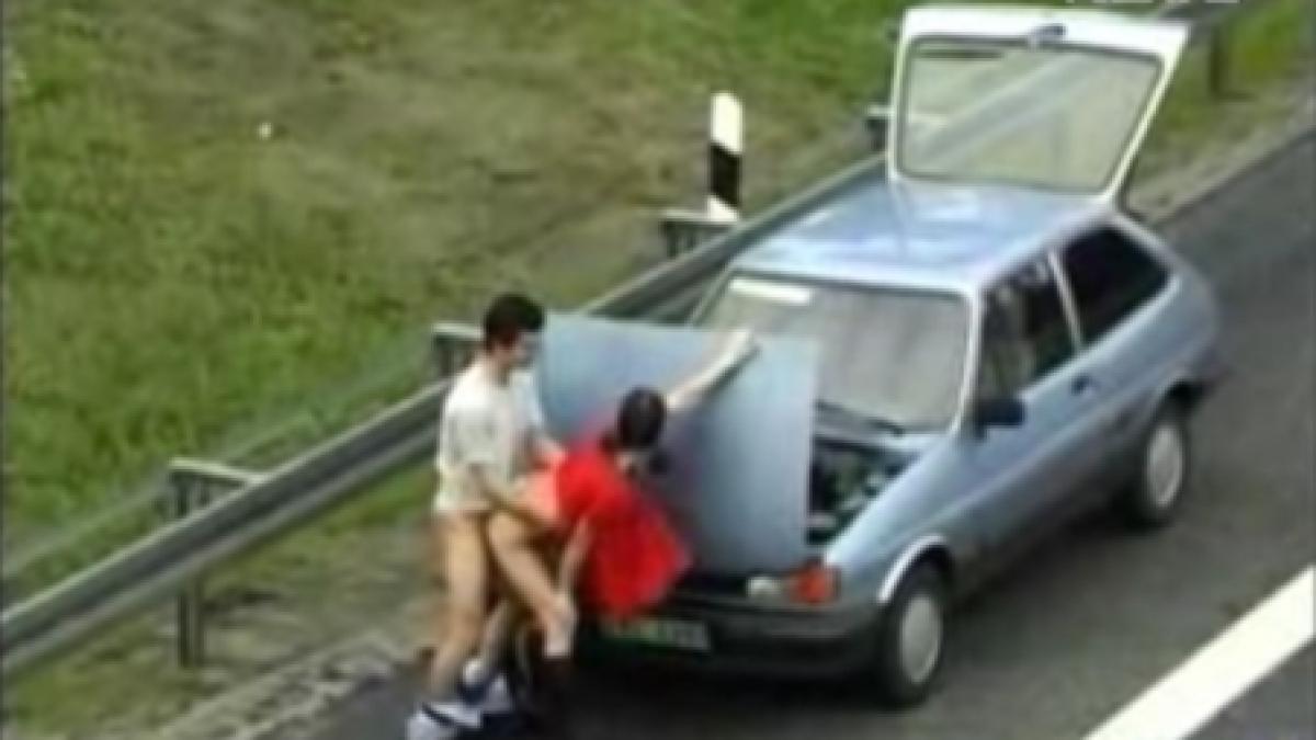 sex pe autostrada cu capota masinii ridicata video
