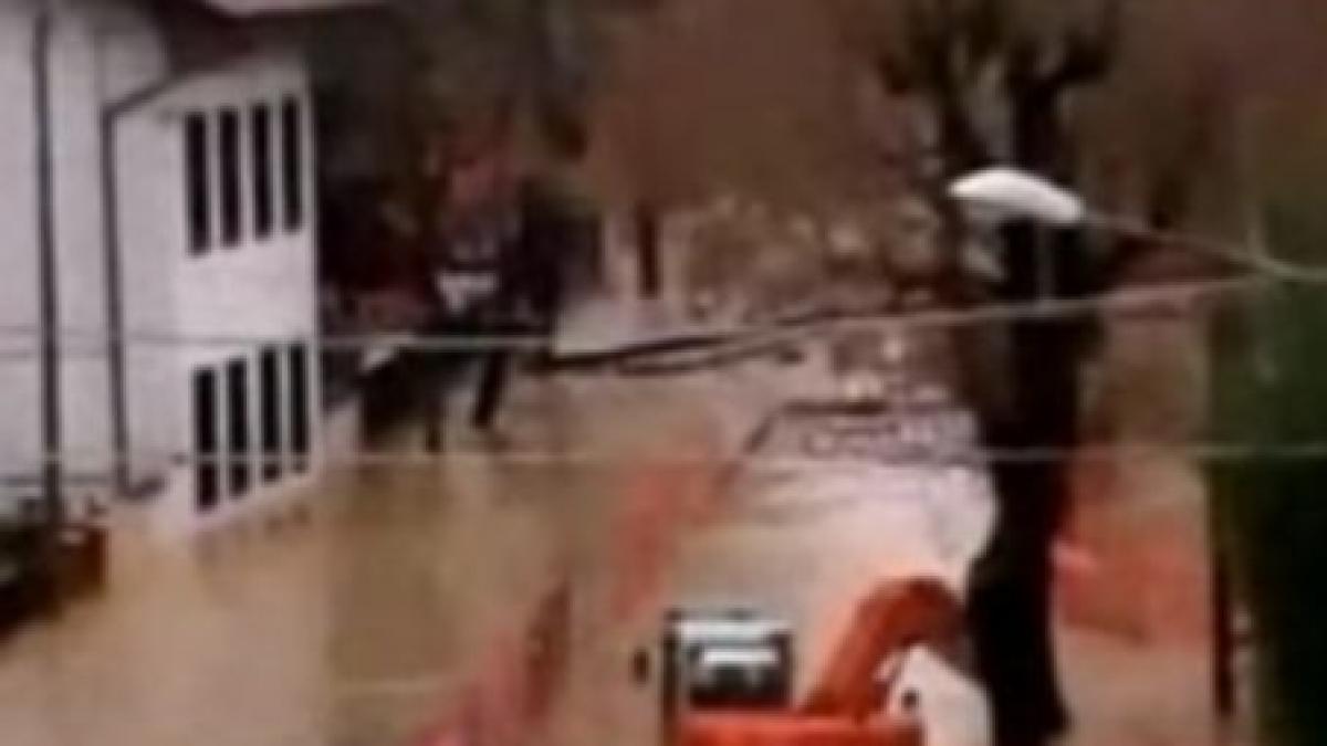 trei morti si zeci de evacuati in urma alunecarilor de teren din italia