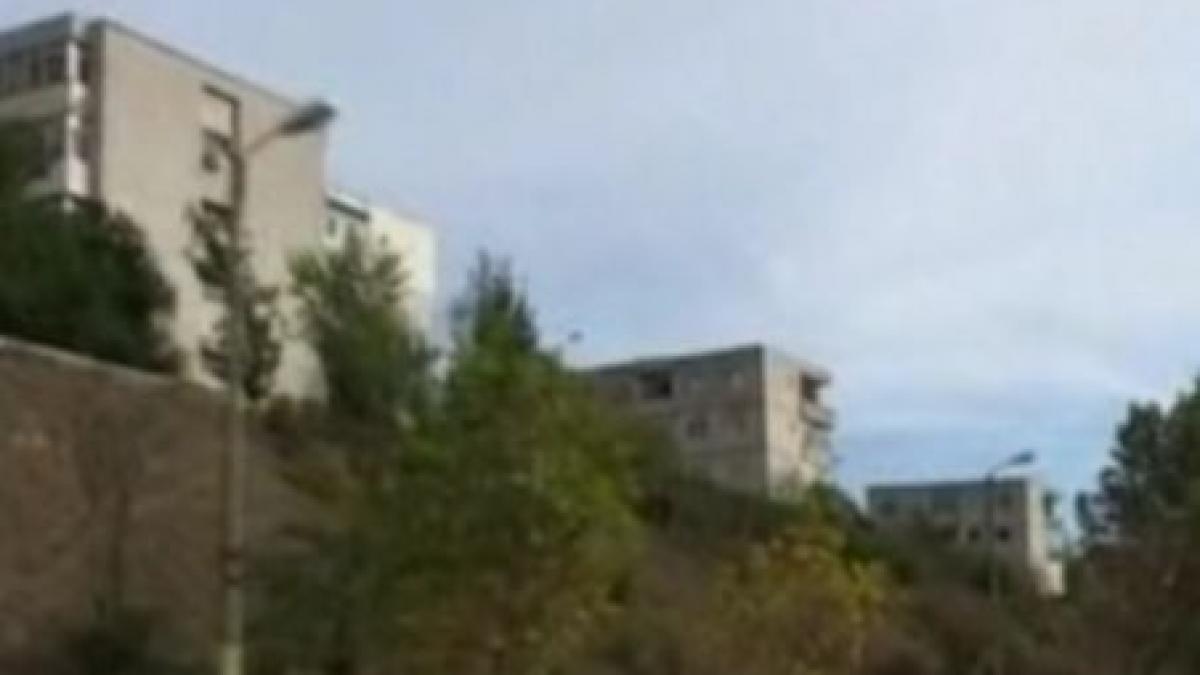 turnul din pisa are rivali la cernavoda patru blocuri s au inclinat cu 70 de centimetri fata de sol