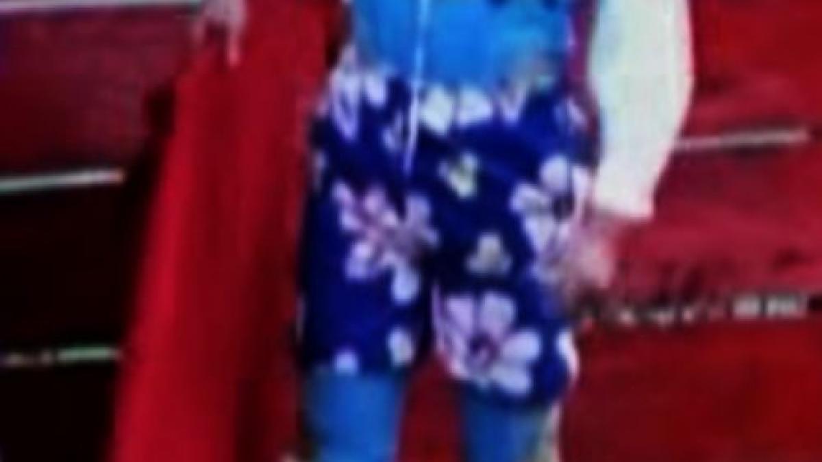 un toreador s a duelat in bermude inflorate cu un taur