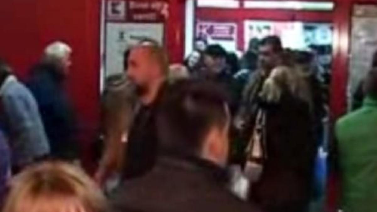 baia mare sute de oameni s au inghesuit noaptea la promotiile unui supermarket