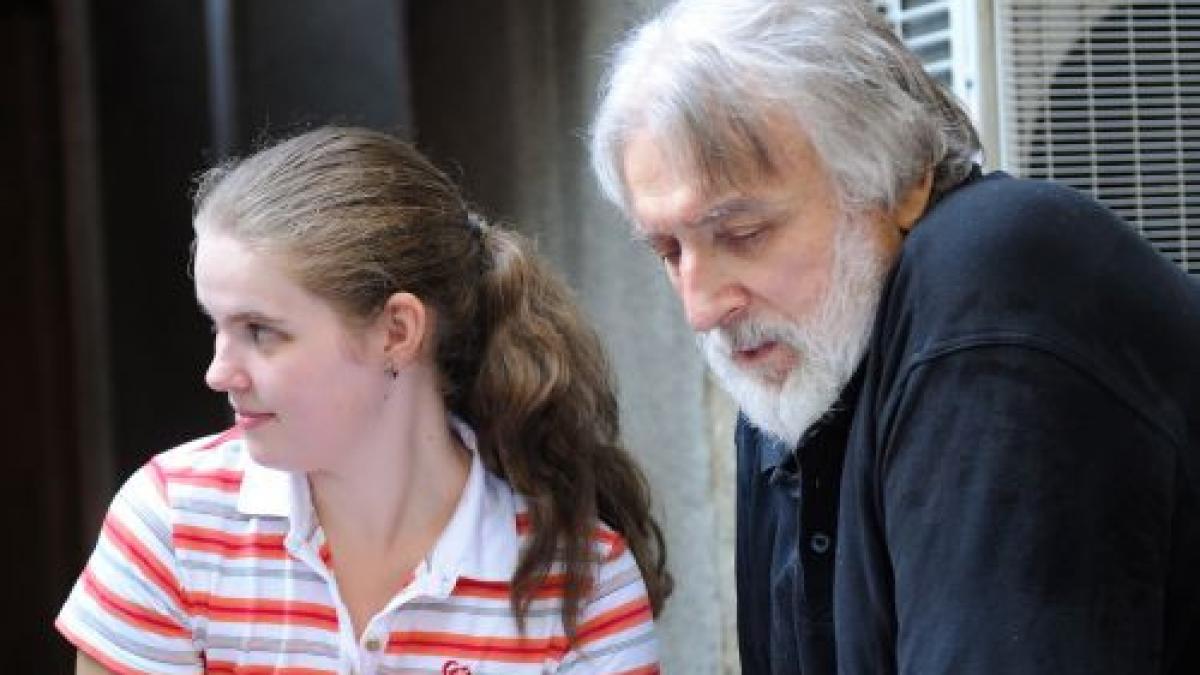 fiica lui adrian paunescu ridica ti ochii tristi si ia o de la capat poetul este tinut in viata de