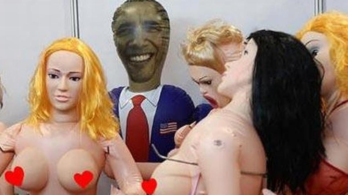 papusa gonflabila cu chipul lui obama la un festival de cultura sexuala din china
