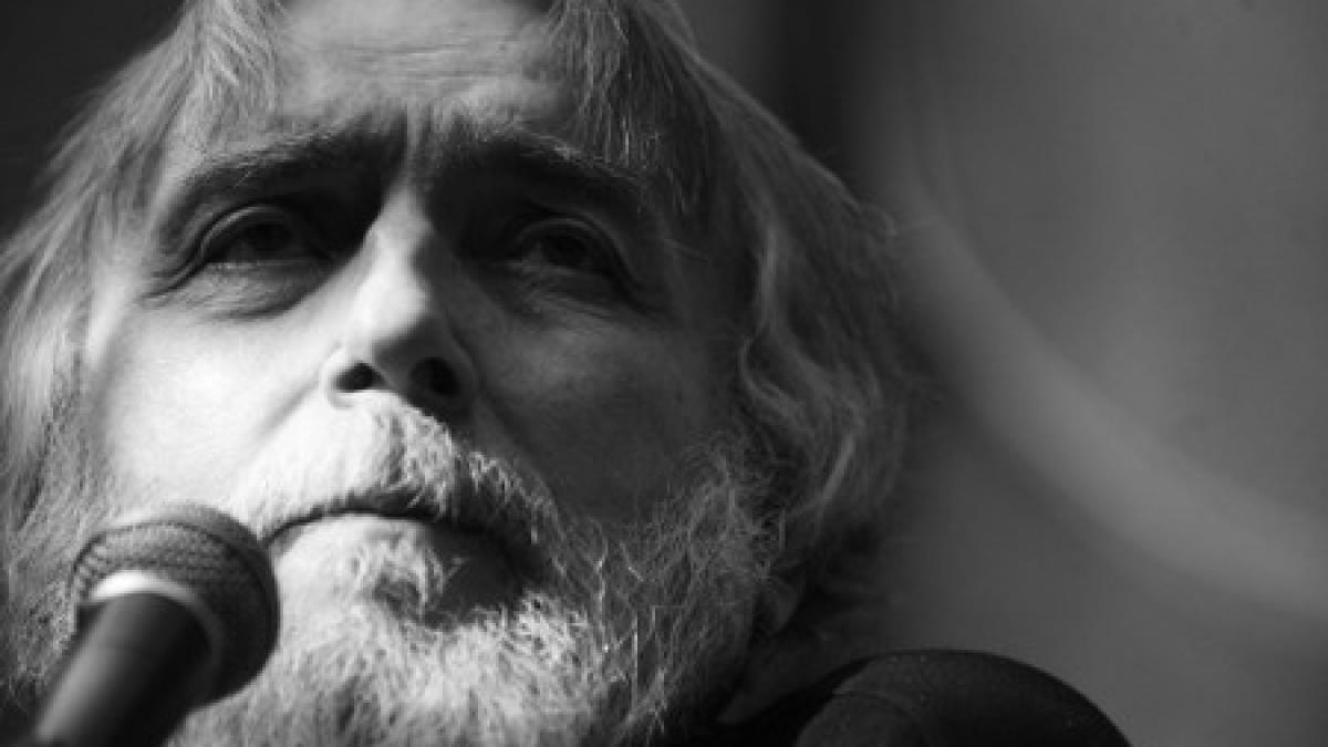 adrian paunescu creatorul unui fenomen cultural imagini de la cenaclul flacara