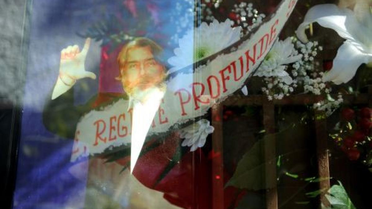 adrian paunescu va fi inmormantat duminica la cimitirul bellu trupul poetului depus la sediul