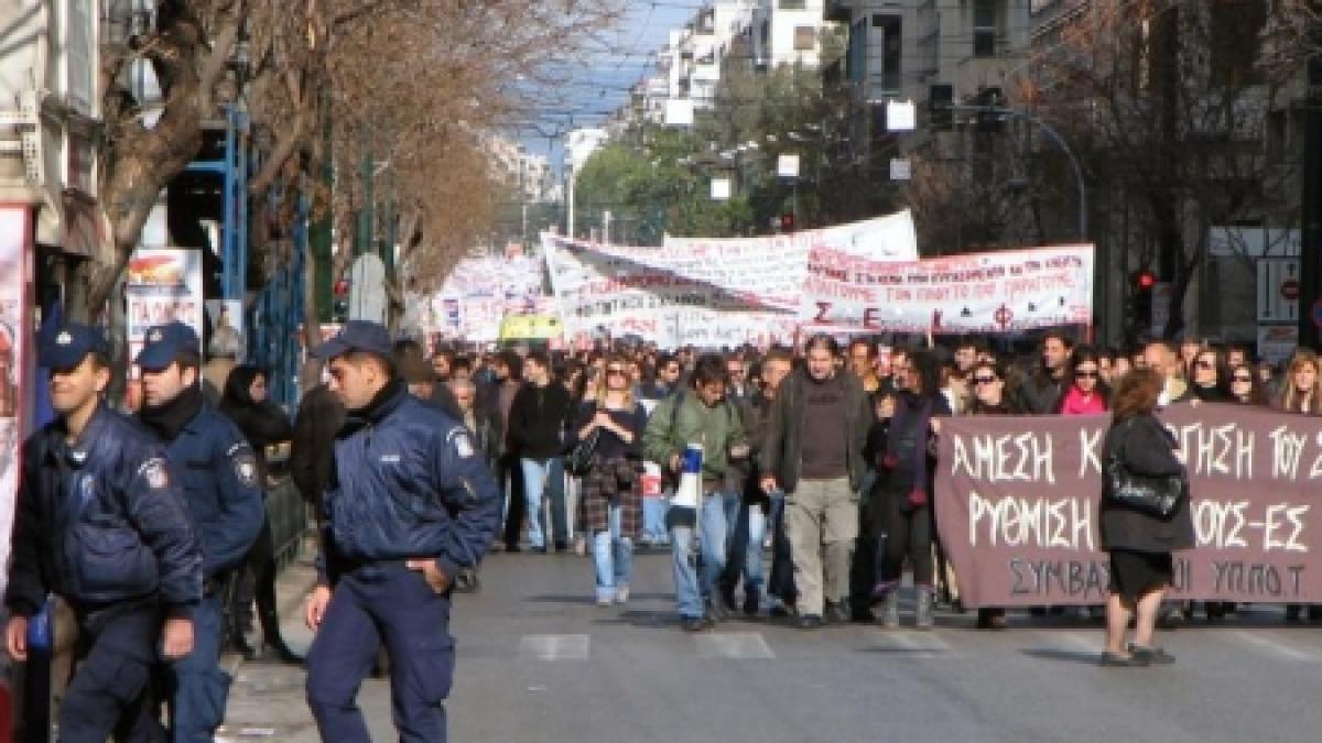proteste la atena pompierii si lucratorii de pe santierele navale au iesit in strada