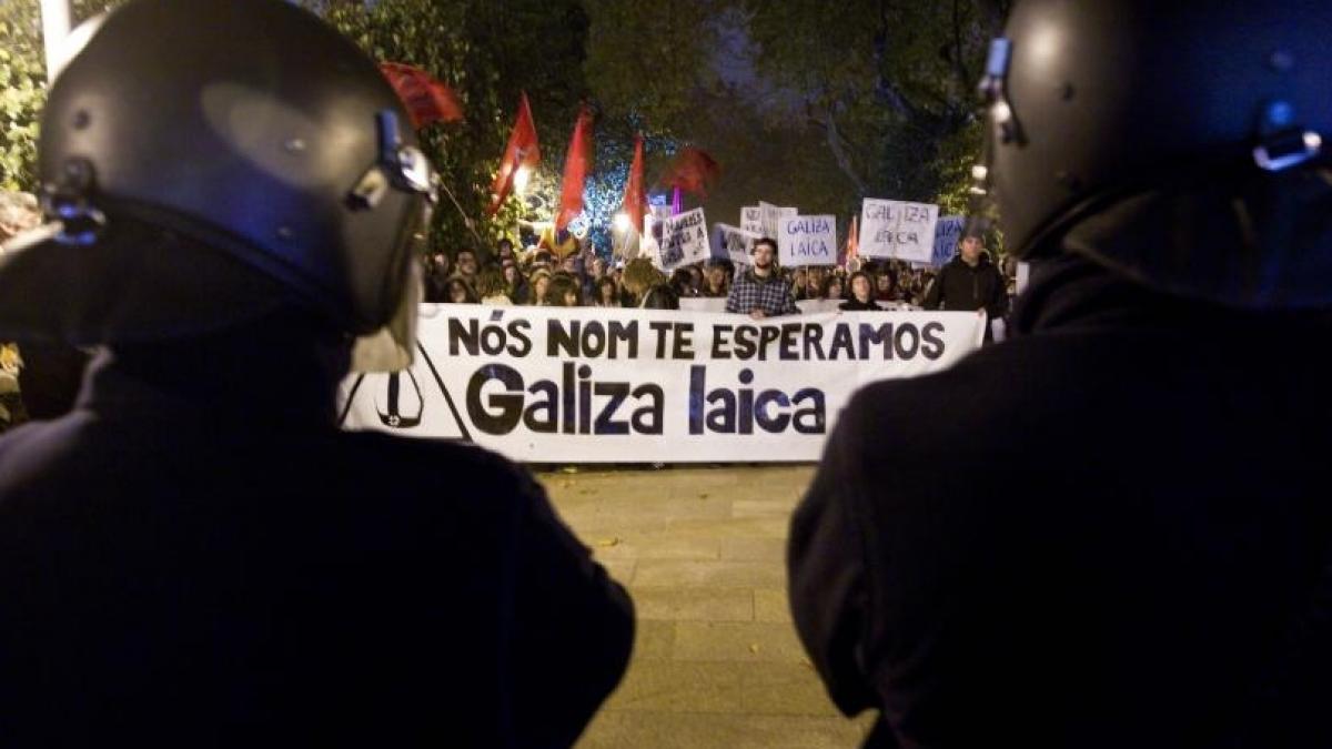 sute de persoane au protestat fata de vizita papei in spania sute de persoane au protestat fata de vizita papei in spania