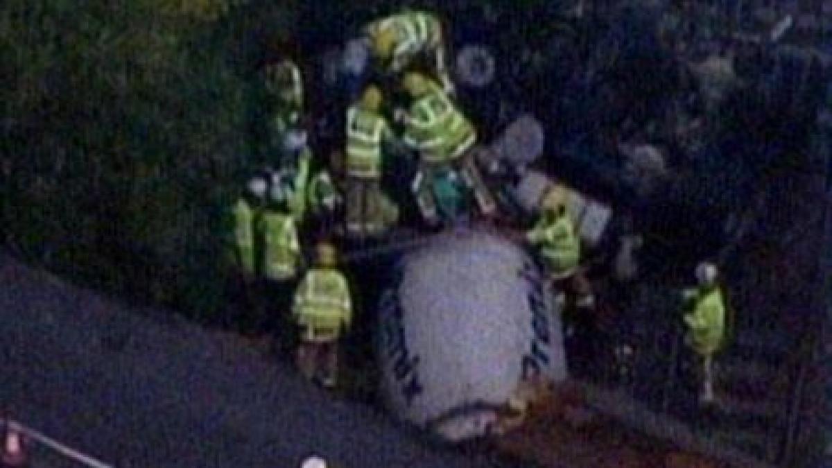 marea britanie o betoniera a cazut pe un tren dupa ce soferul a pierdut controlul pe un pod