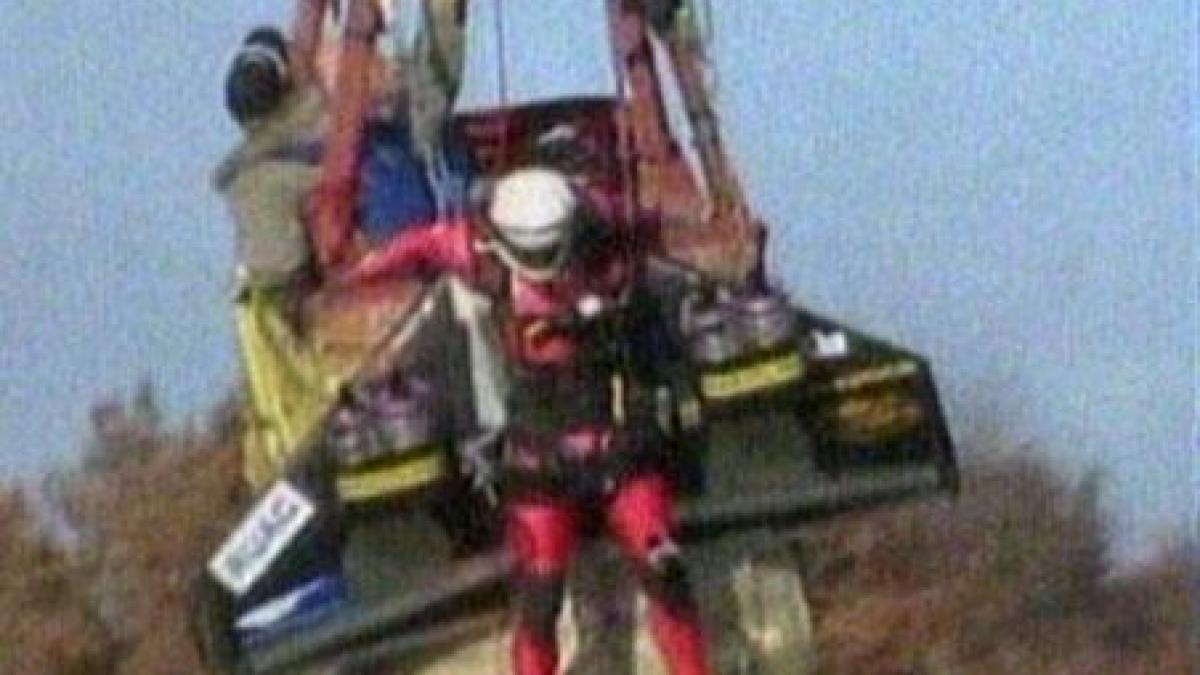 un elvetian a zburat cu aripi motorizate dupa ce a sarit de la 2 400 de metri altitudine