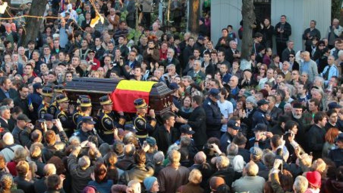 adrian paunescu a fost inmormantat cu onoruri militare in aplauzele a mii de oameni