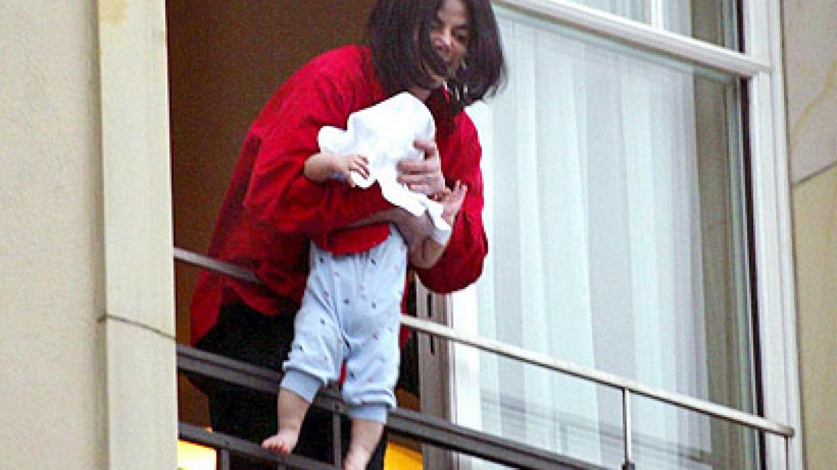 inregistrare inedita cu michael jackson megastarul in camera de hotel inainte sa si arate copilul