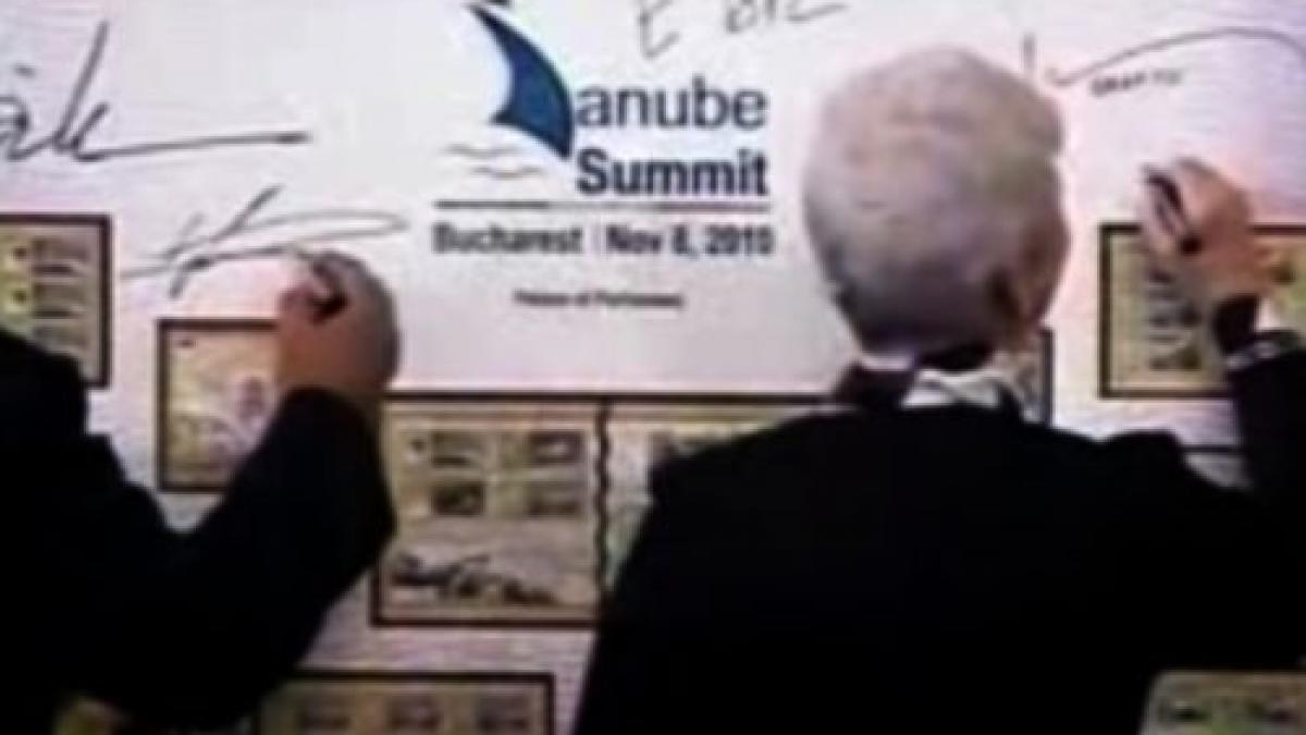 participantii la summit ul dunarii au semnat un panou romfilatelia dedicat evenimentului